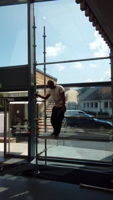 Installation d'un film de protection solaire sur les vitrages d'un complexe sportif