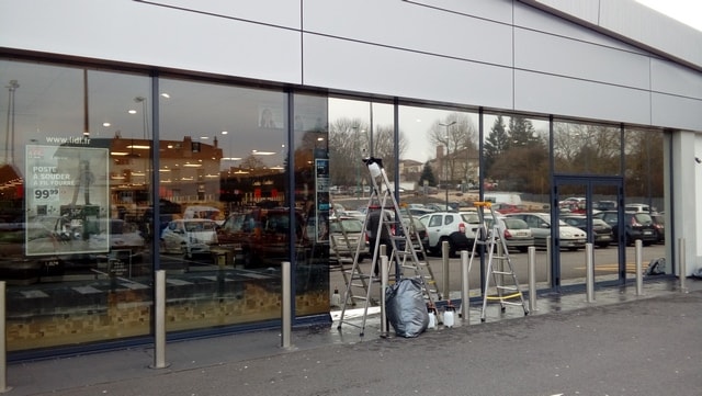 Dexypro partenaire des magasins Lidl : protection des façades du soleil et de la chaleur avec un film Platinium