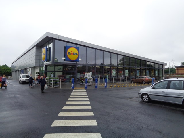 Protection solaire pour vitrage magasin Lidl