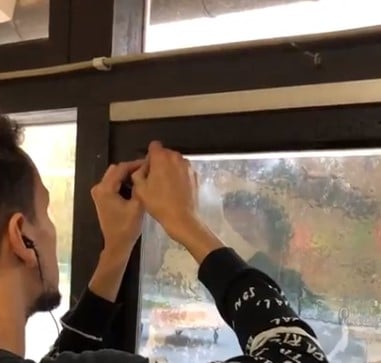 Une étape de la pose d'un film solaire pour vitrage